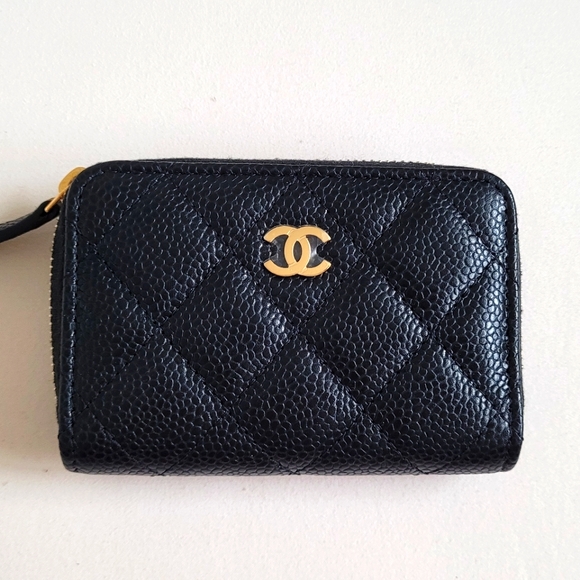 CHANEL Handbags - Authentic CHANEL cardholder with zipper black caviar leather. Perfect condition
